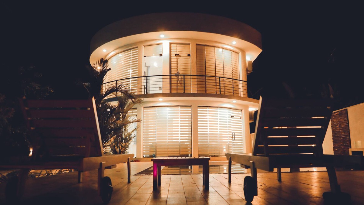 Melsiripura Villa | Get the celebrity treatment with world-class service at Silverline Luxury Villa