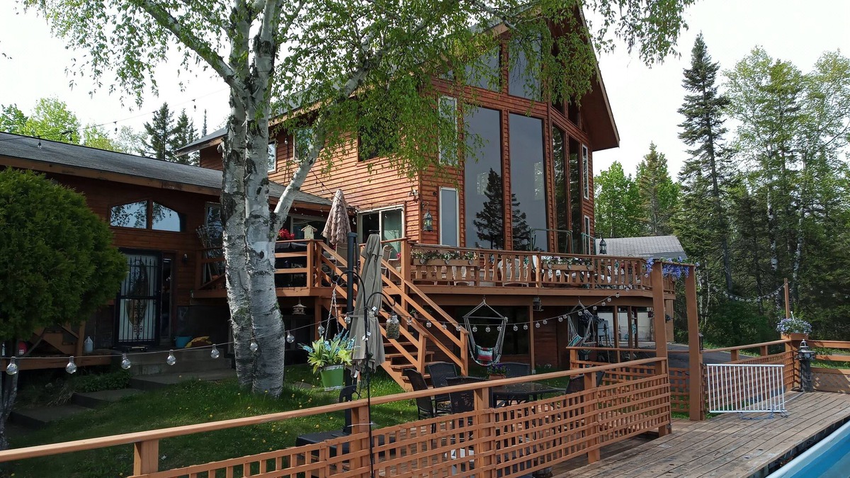 Palmers House | Get the family together for the Holidays or snowmobiling!