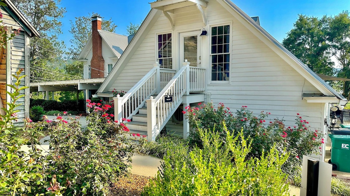 Cedar Bluff Apartment | Getaway at "The Den" - Pool, Hot tub, fire pit, & lake access!