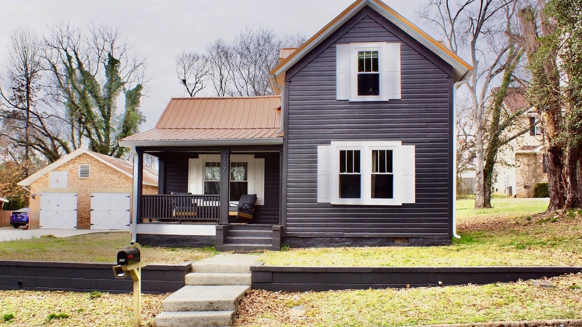 Dayton Cottage | Getaway at this Charming Family Cottage