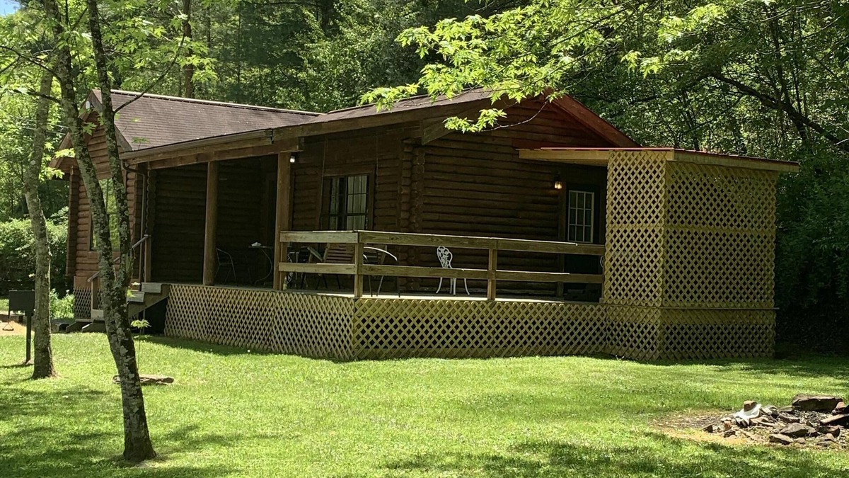 Slade Cabin | Getaway cabin close to Natural Bridge State Park with hot tub and internet