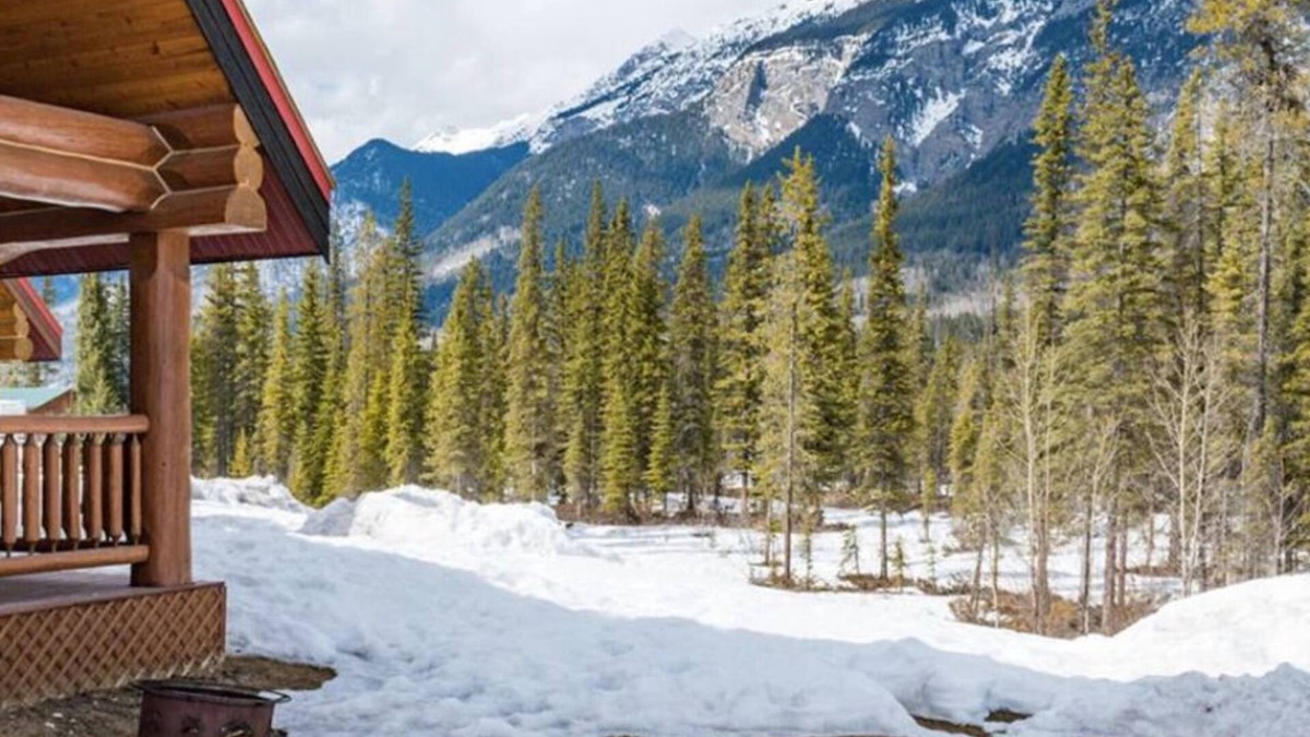 Golden Apartment | Getaway Cabin Ideal For Groups Exploring Rockies