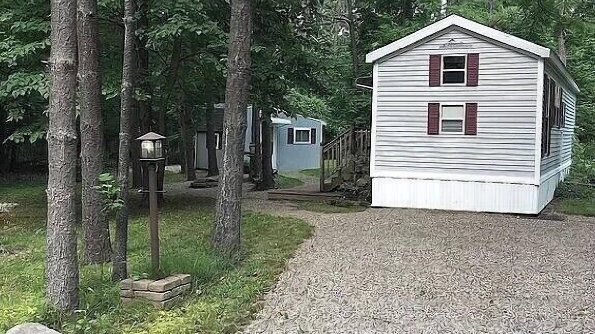 Angola House | Getaway cottage near lake James, private lake and beach 3 mi fr Pokagon St Park