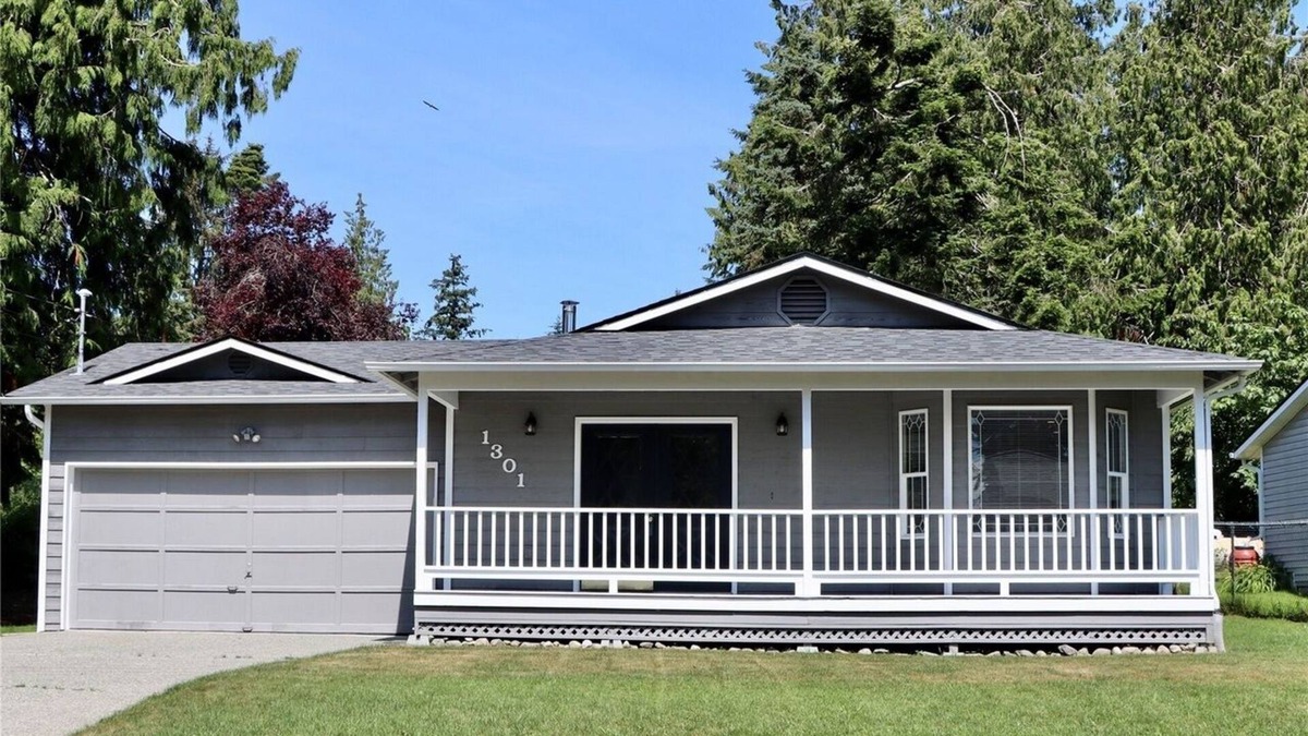 Coupeville House | Getaway in Admirals Cove; fireplace, private beach