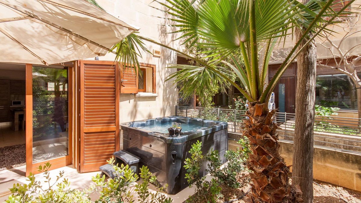Ghajnsielem House | Getaway Npetto Gozitan Villa, Mġarr Gozo, Malta