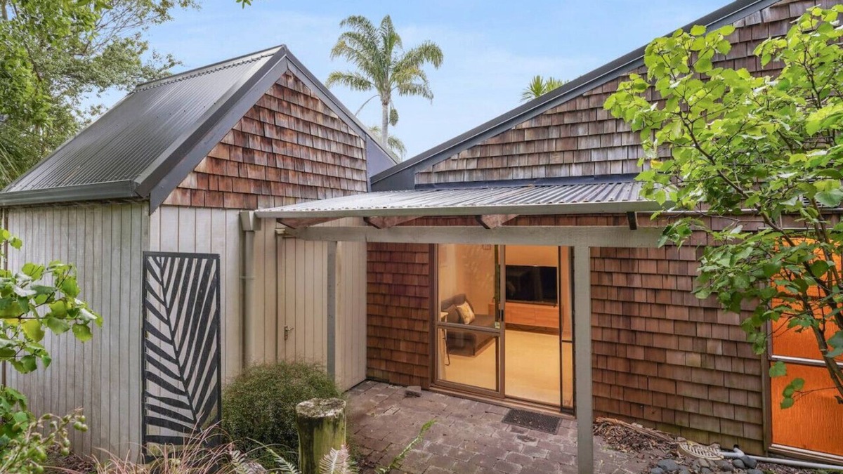 St. Heliers Apartment | Getaway Pad with garden and courtyard