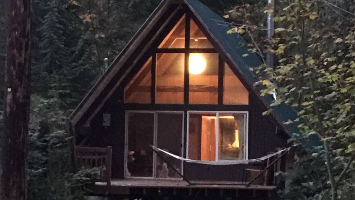 Skykomish Cabin | GetAWay Ski Cabin 13 miles to Stevens Pass, HOT TUB!