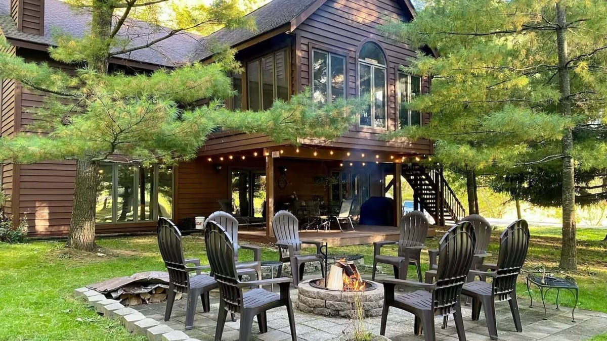 Decorah Cabin | Getaway Suite at Rustic Acres