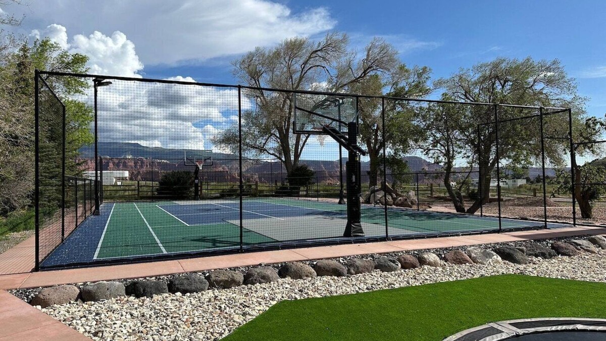Teasdale House | Getaway w/sport court! Near Capitol Reef- Sleeps 21 in beds/26 total