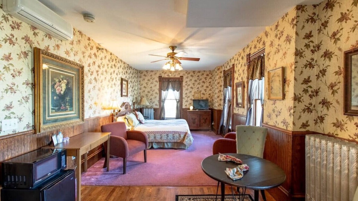 Rush City Hotel | GH5 · #5 Grant House-The Von Perske Zimmer
