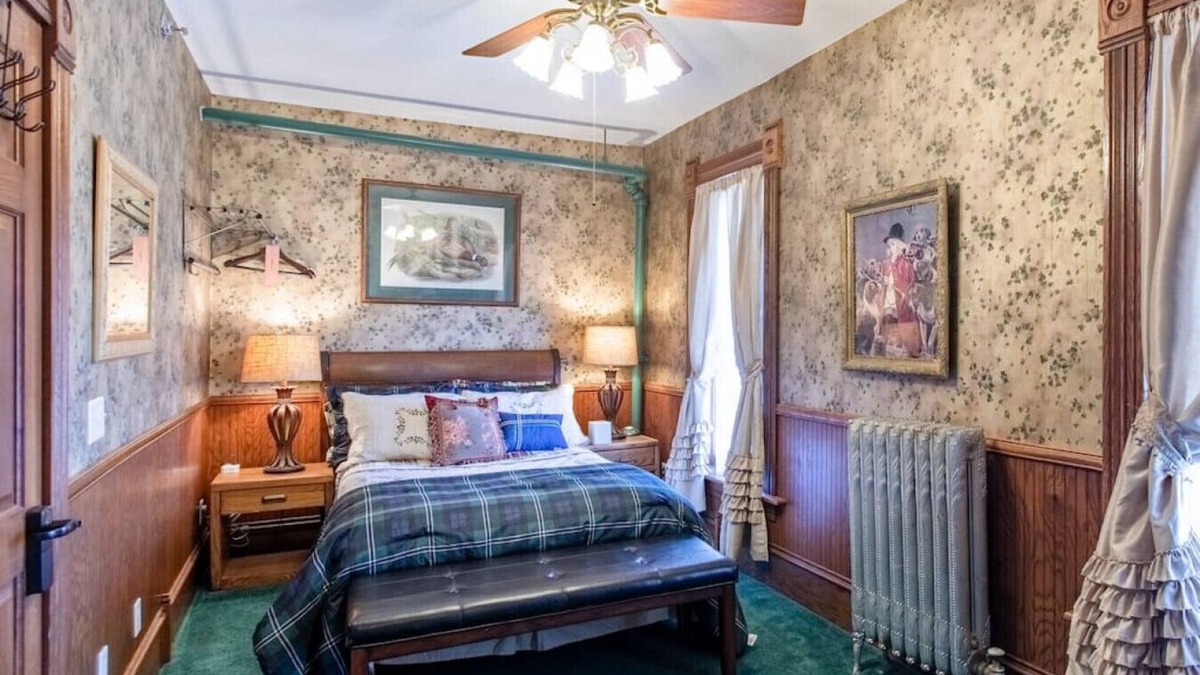 Rush City Hotel | GH8 · #8 Grant House- The Rush Room