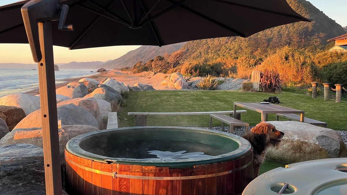 Granity Cabin | Ghost Lodge Granity Hot Tub on The Beach Sleeps upto 14 People Pet Friendly