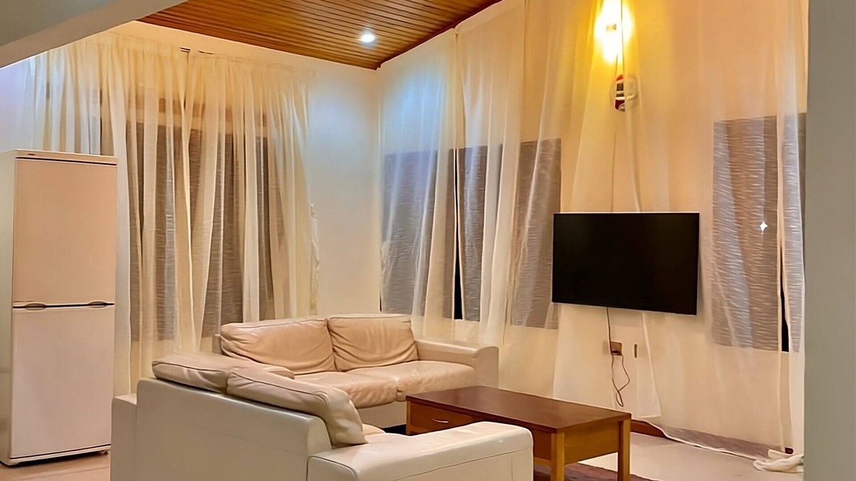 Adenta House | Ghouse room D Ideal For Friends family And Corporate
