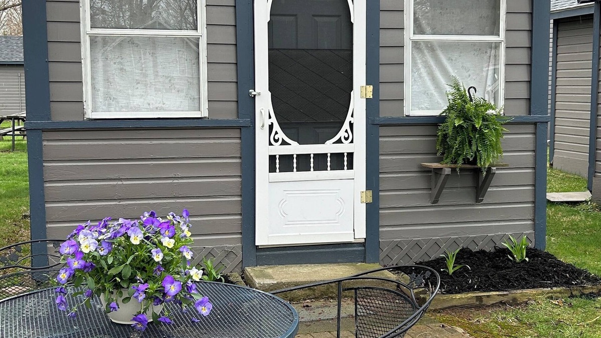 Geneva-on-the-Lake Cottage | Gia Cottage Vintage GOTL. Full kitchen! Pool access! Off the Strip! WiFi