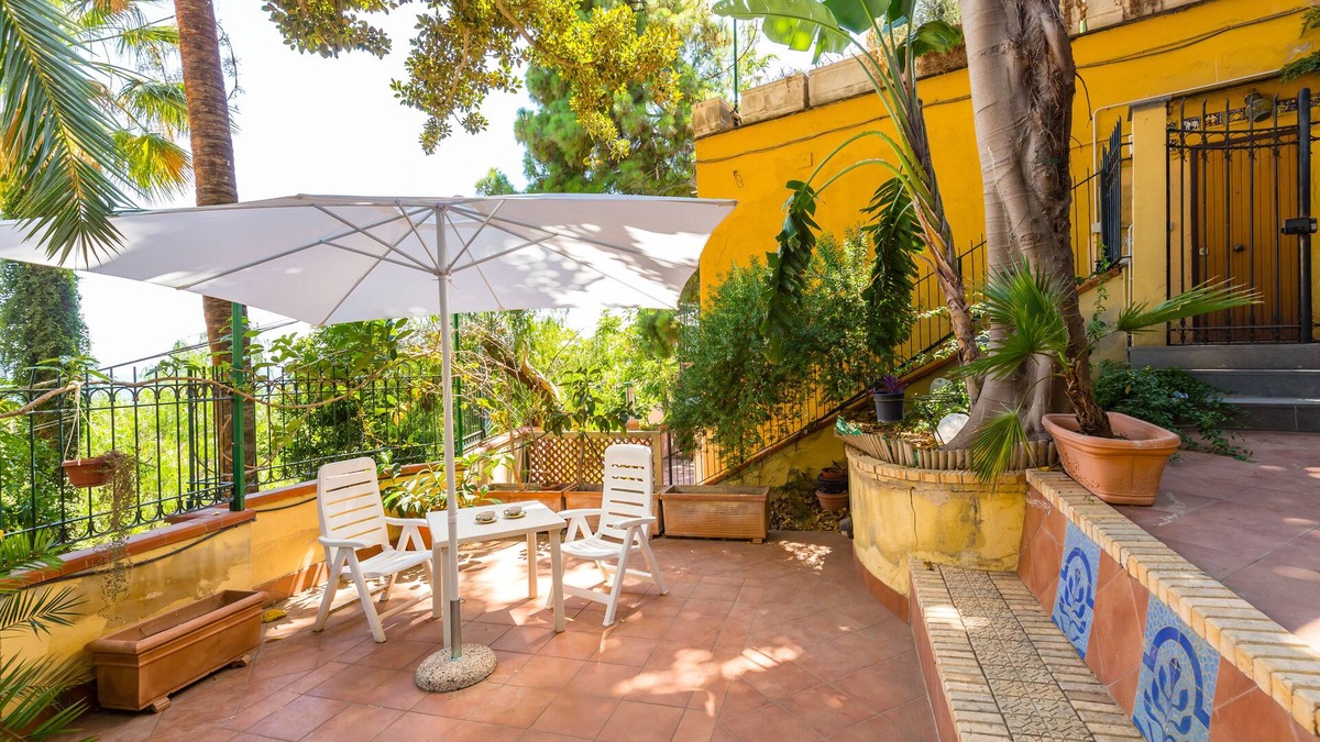 Vittorio Emanuele Apartment | Giardino Margherita by Napoliapartments