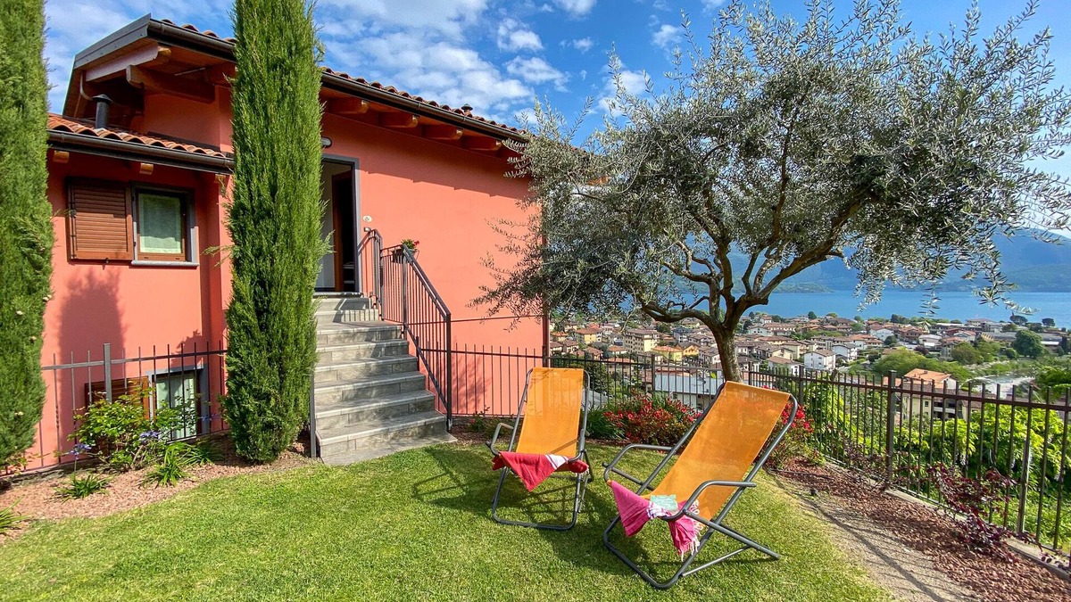 Bodengo Apartment | Giardino-Maria Papavero Holiday Apartment with Lake View