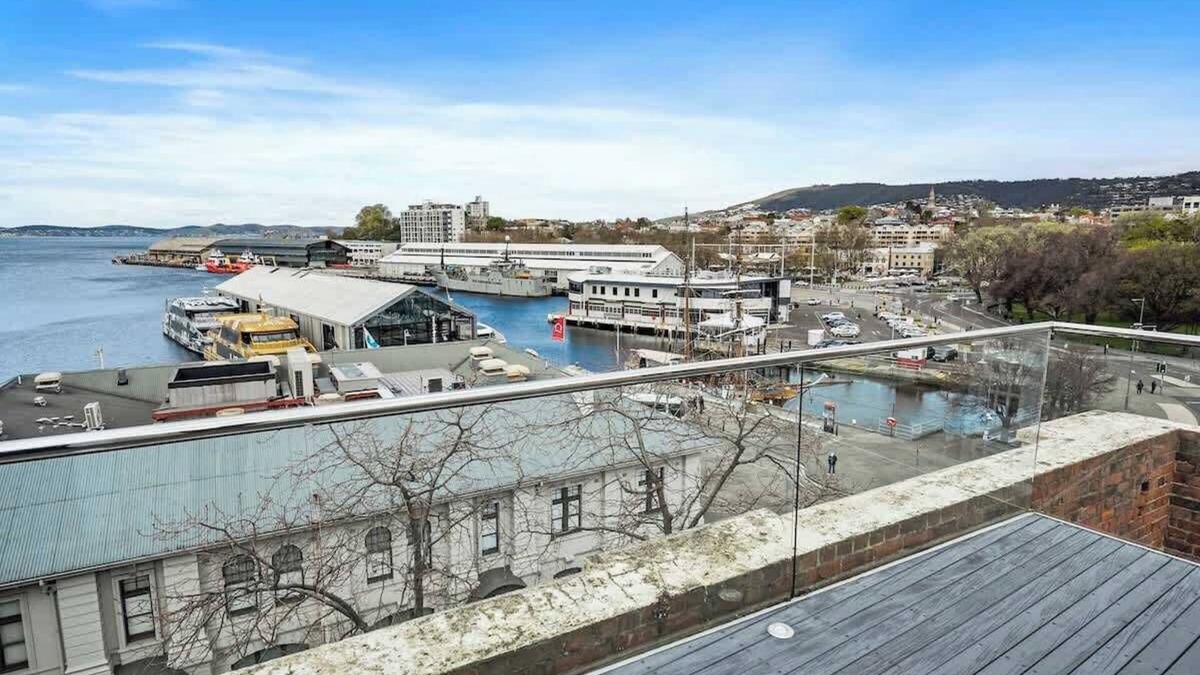 Sullivan's Cove Apartment | Gibson's Mill Penthouse with private balcony - 301