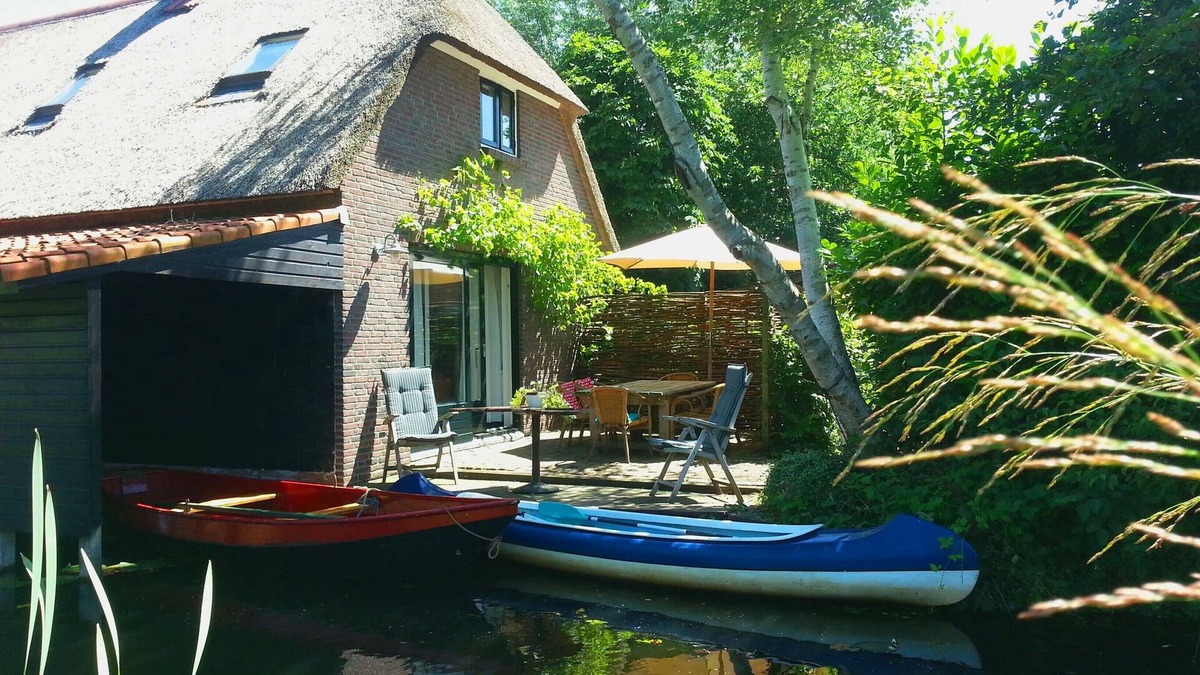 Giethoorn Cabin | Giethoorn Lodge, luxury thatched cottage. Electric sloop for rent