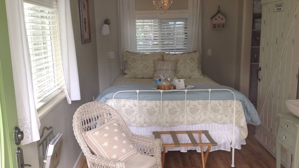 Artondale Cottage | Gig Harbor- Traveling Nurses welcomed Special Rates Applied >Beekeepers Cottage