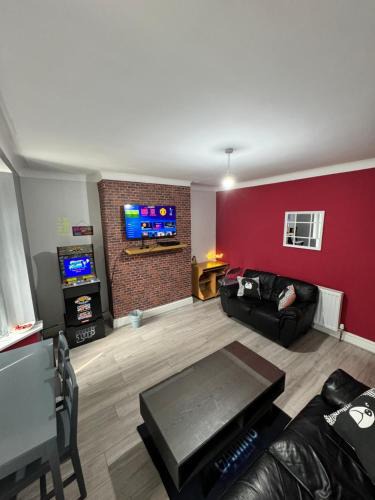 Fenham House | Giga Residential 4 Bedrooms, 8 guests , Near City Centre, Arcade Machine, Sky TV, Netflix, Free Wifi, Free Parking