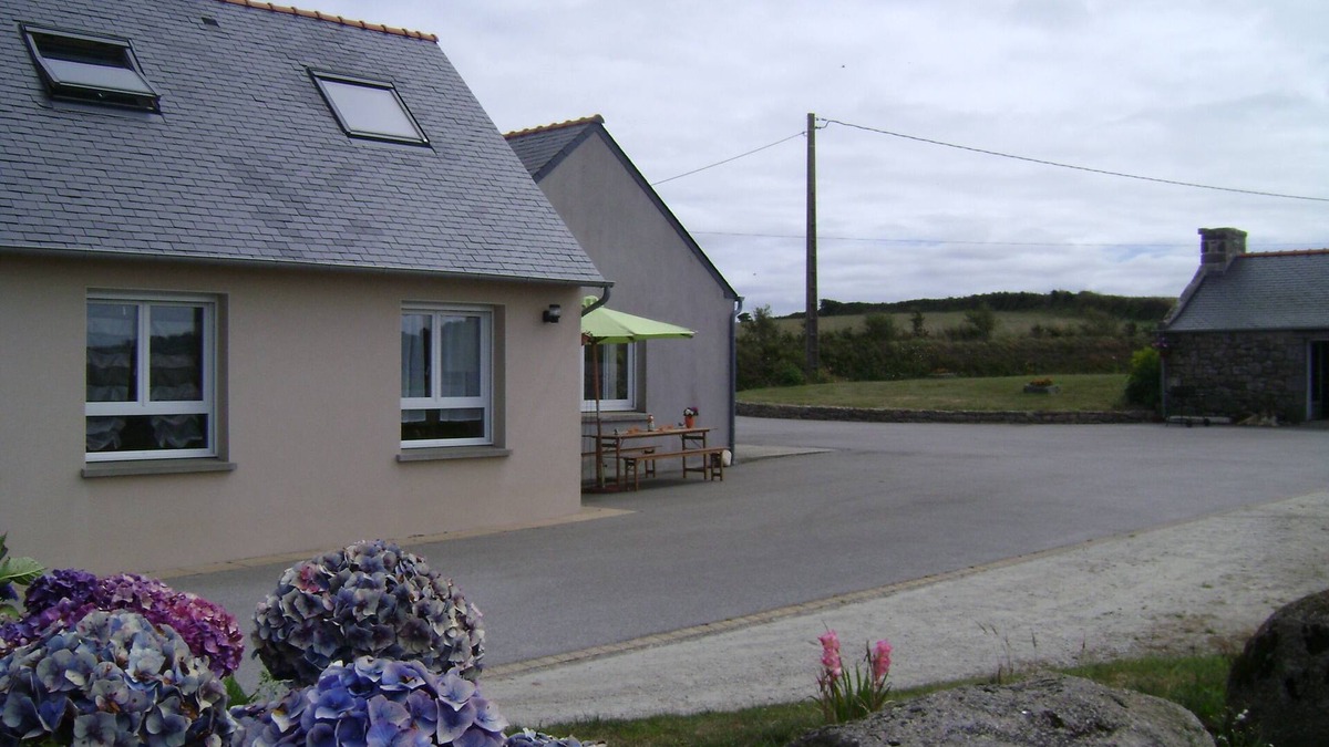 Plouarzel Cottage | Giîte between land and sea <