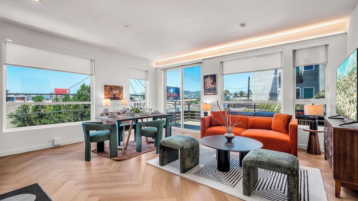 Larchmont Apartment | Gillis House 2BRDM, Pool, Gym, 2 Parking & Views!