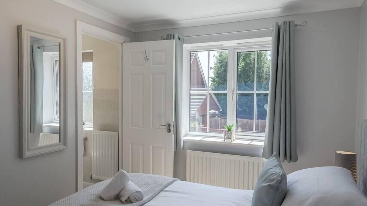 Bowthorpe House | "Ginger and Gold Haven" – Peaceful Retreat with Free Parking, Garden, and Super King Bed