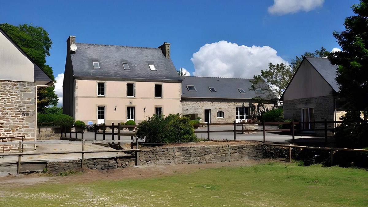 Plogonnec House | Gite 1 - Lopéau holiday homes with pool and spa