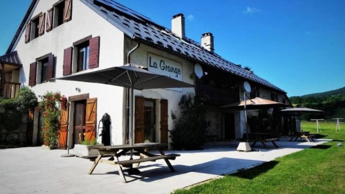 Haut-Valromey House | Gite 15 Pers, en Pleine Nature Avec Piscine