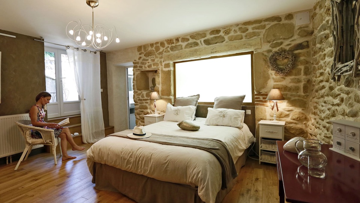 Chatte House | Gite 2 Chambres Avec Terrasse Couverte et Bain à Remous
