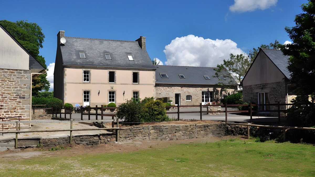 Plogonnec House | Gite 2 - Lopéau Holiday Homes with Pool and Spa
