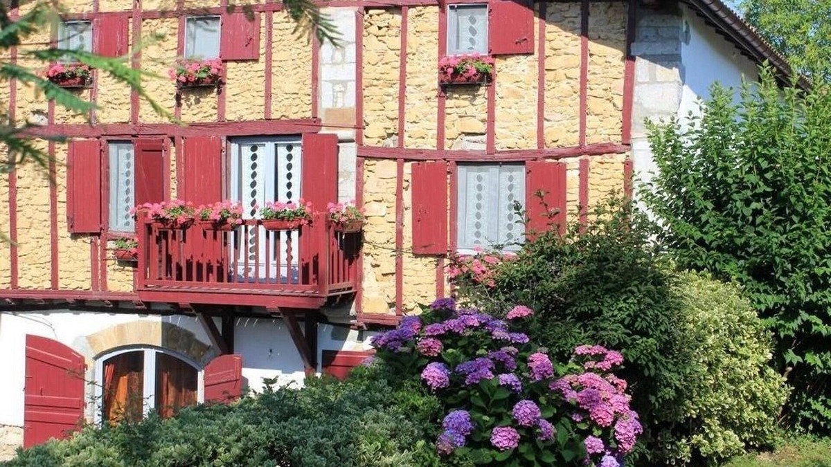 Ayherre Cottage | GITE 3 STARS ORGANIC FARM AYHERRE IN THE HEART OF THE BASQUE COUNTRY BETWEEN SEA AND MOUNTAINS.