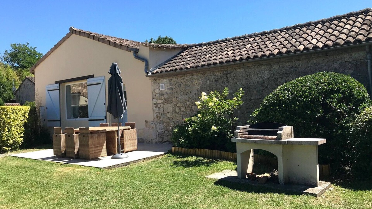 Civrac-de-Blaye House | Gîte 30 minutes from Bordeaux, set in wooded grounds with swimming pool