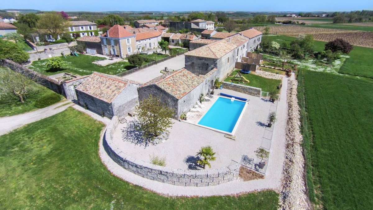 Echallat Cottage | Gite 4 etoiles, parking, wifi, piscine chauffée, 5 personnes.