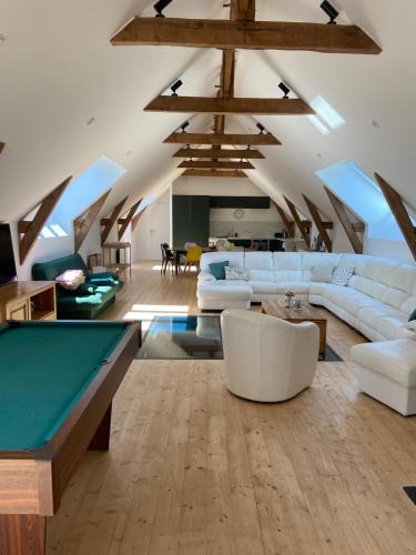La Bouexiere House | Gite 8-10 pers, 4 chambres, billard, jardin