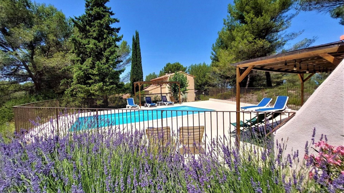 Mimet House | Gîte Alexandre, house with swimming pool on wooded grounds, close to amenities.