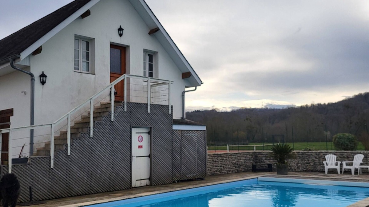Arros-de-Nay Cottage | Gîte at the foot of the Pyrenees, ocean 1h15 away, property with swimming pool and tennis court.