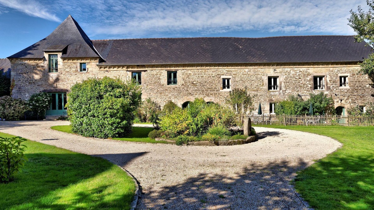 Plumaudan Cottage | Gite attached to 15th Century Manor with heated pool and fishing lake