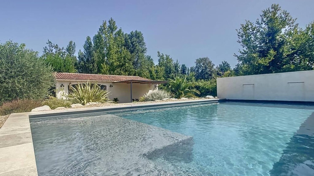 Noves Apartment | Gite au Calme Avec Piscine