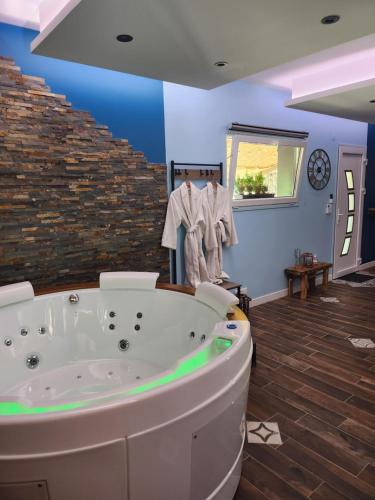 Rumilly House | Gite avec Spa " La tropicale "