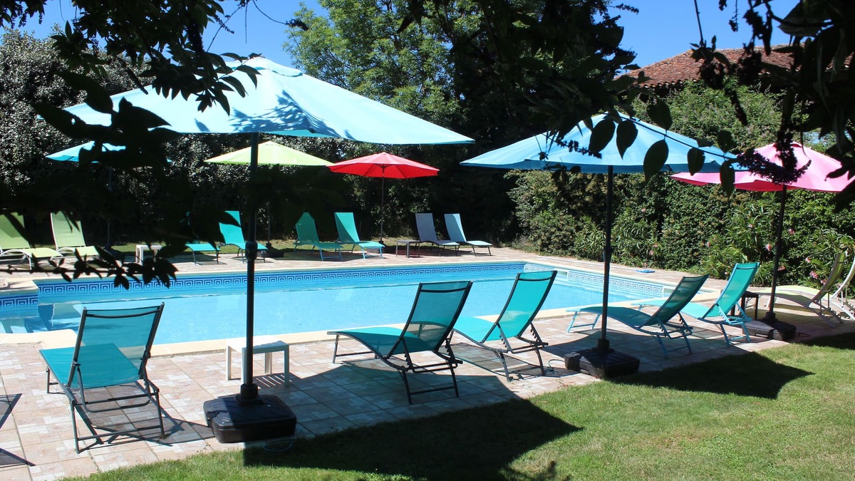 Saverdun Apartment | Gite Ciel - sunny gite overlooking heated pool and gardens.