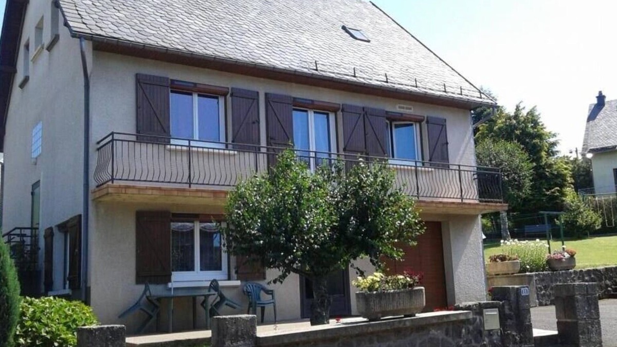 Besse-en-Chandesse House | GITE DES BRUYERES - BESSE AND SAINT ANASTAISE