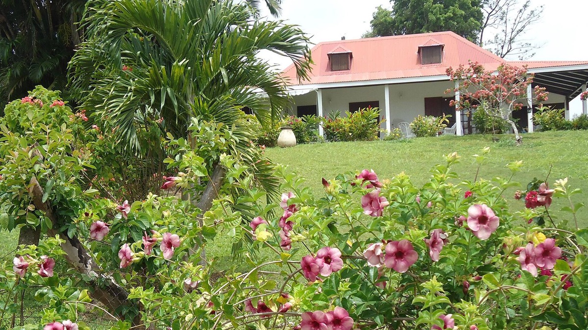 Petit-Bourg Apartment | GITE DE CHARME fleuri à Petit Bourg : Self-catering accommodation