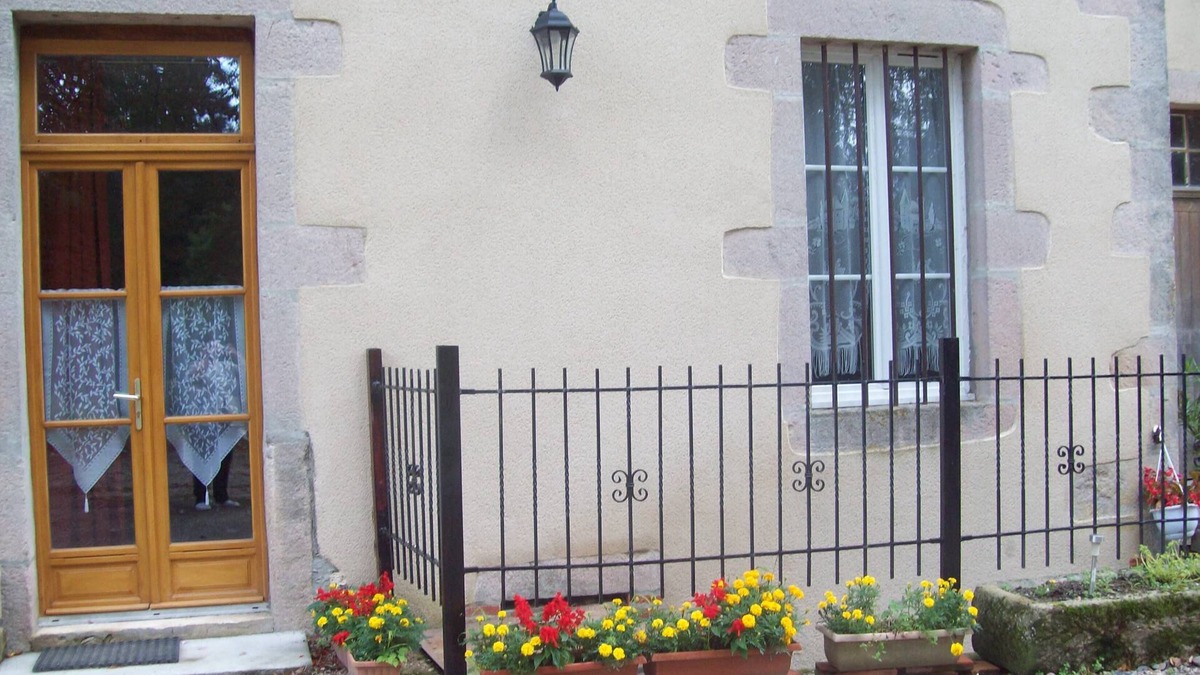Brion Cottage | Gite de la tour 50m² in brion in the autunois 1 bedroom 5 sleeps