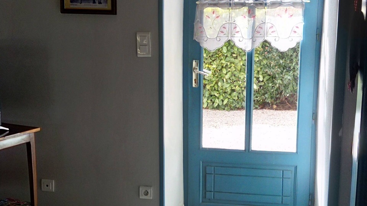 Louchy-Montfand House | Gite de Marcureau. in the vineyards of St Pourcain. Pets allowed.