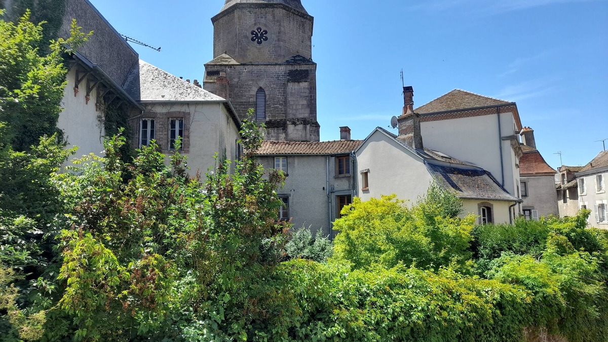 Magnac-Laval House | Gîte Déco is a beautiful Townhouse in the historical area of town with parking