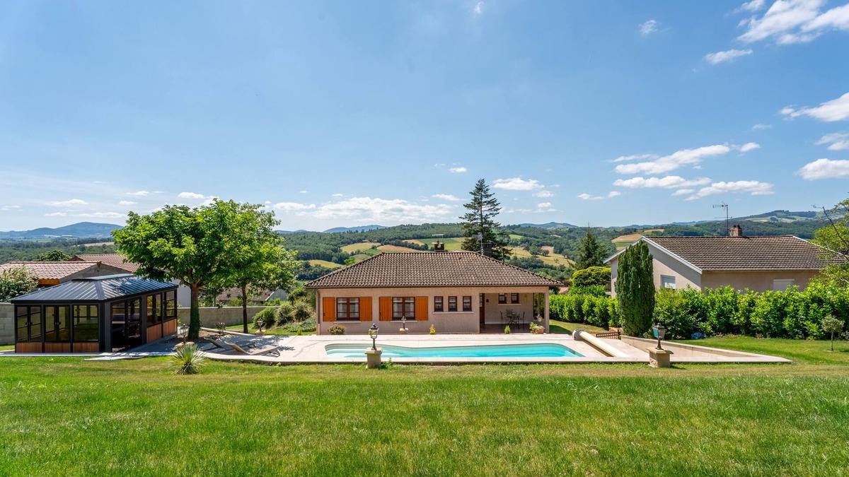 Le Bois-d'Oingt Villa | Gite des ifs-Villa-Terrace-Ensuite
