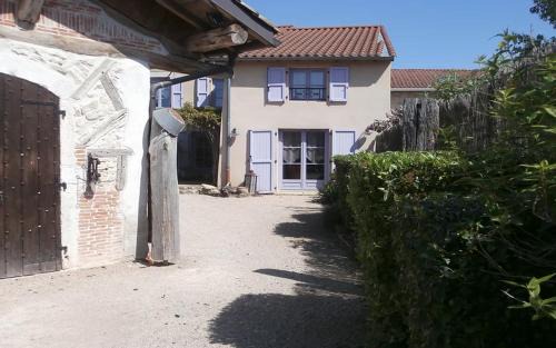 Proulieu House | GITE DU ROY D'AMONT Plaine de l'Ain, Parking, Local vélo et table d'hôtes