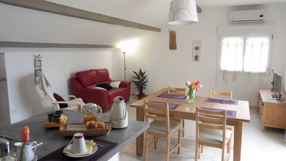 Greoux-les-Bains Cottage | Gîte 'Fleur De Thym' with Shared Pool, Communal Terrace and Air Conditioning