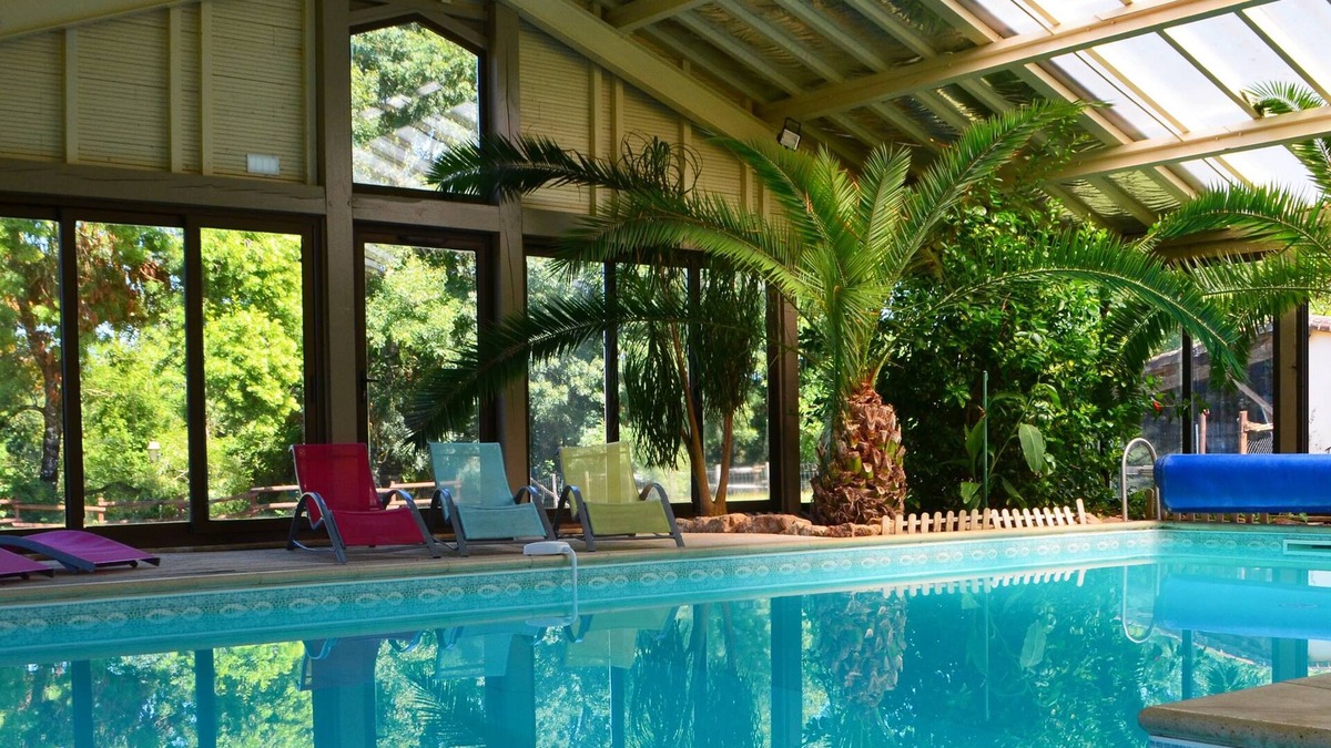 Cherveix-Cubas Villa | Gîte for 15 people with indoor swimming pool and Jacuzzi